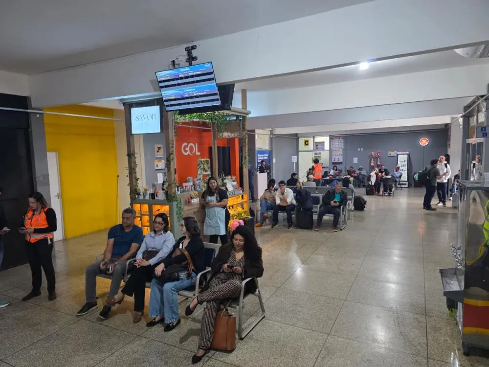 Passageiros e familiares aguardam por notícias no aeroporto de Dourados (Foto – Franz Mendes)