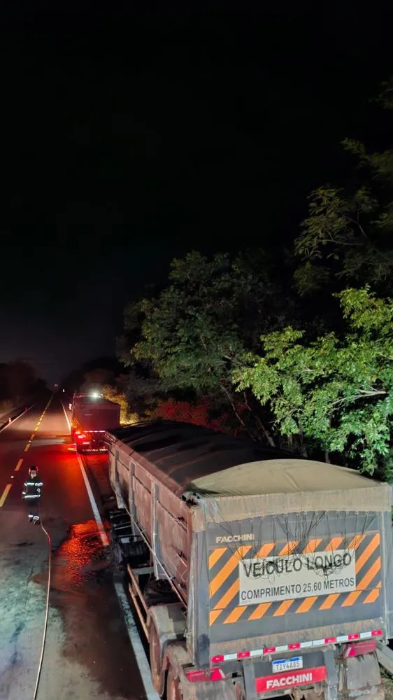Carreta carregada com minério de ferro pega fogo na BR-262; motorista escapa ileso 