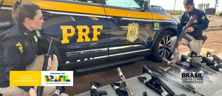 Entre as armas apreendidas, destacam-se dois fuzis AK-47, armamento de infantaria utilizado por grupos guerrilheiros, forças paramilitares e organizações criminosas. Foto: PRF