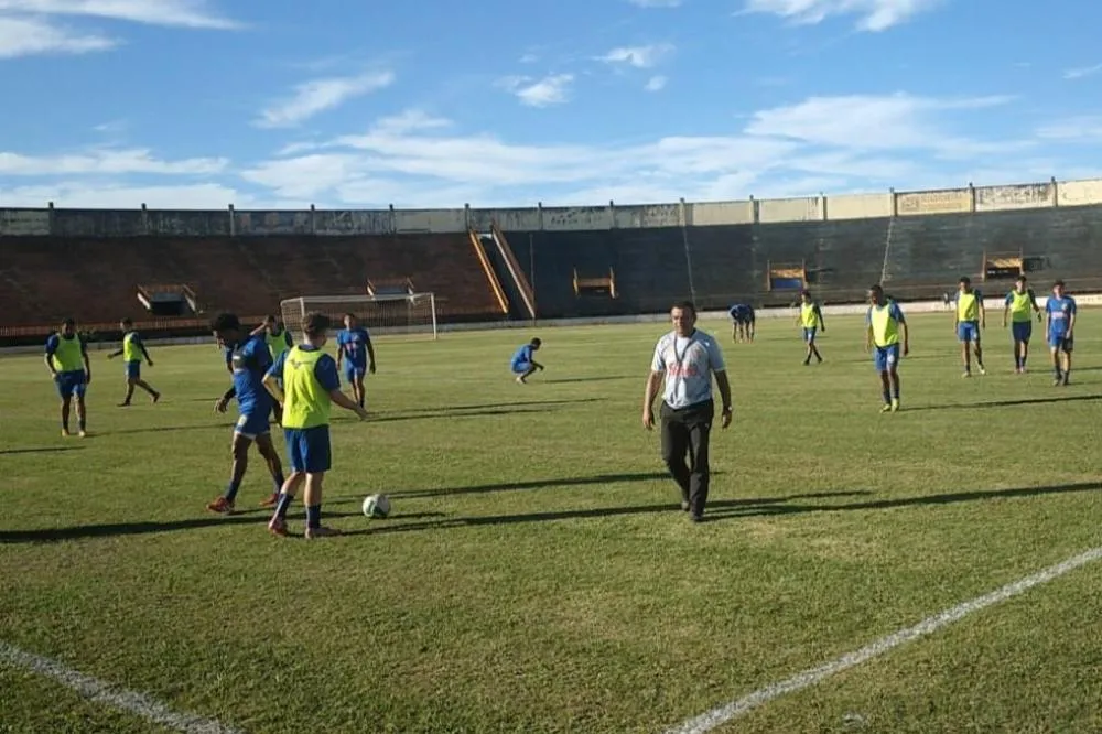 Nei César comandou treino nesta quinta no Estádio Douradão, onde vai mandar seus jogos (Foto: Assessoria/CD Sete de Setembro)