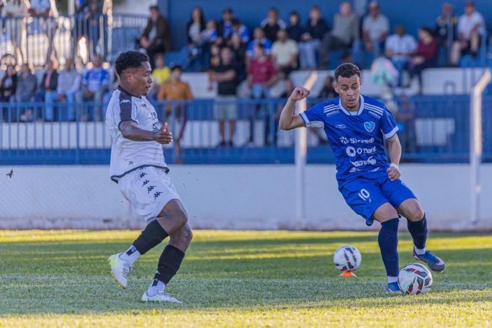Gustavo Corona (10) marcou o terceiro gol da vitória do Ivinhema no Saraivão (Foto: Ribero Jr)