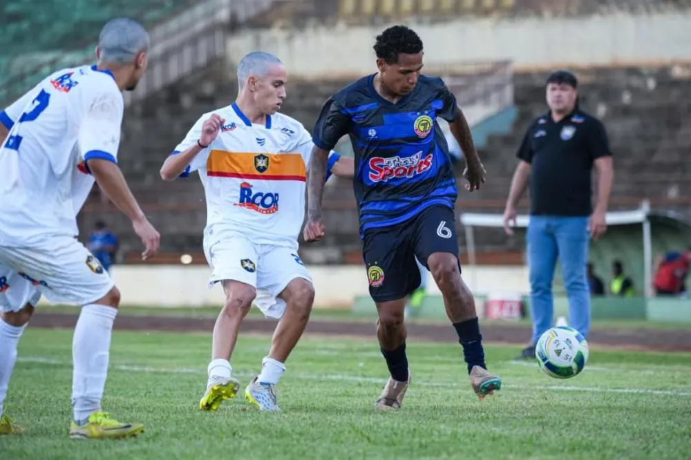 Lukinhas (6), foi o melhor do Sete no jogo e marcou o gol do empate no Douradão (Foto: Marcelo Berton)