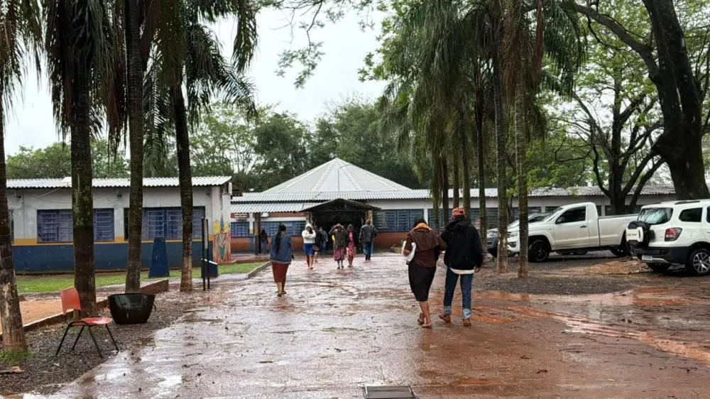Indígenas enfrentaram frio e chuva para comparecer às urnas (Foto - Fábio Dorta)