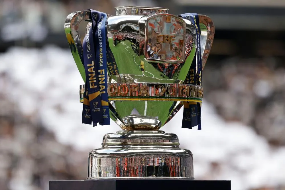 Taça da Copa do Brasil, competição que abre a temporada 2027 em 6 de janeiro (Foto: Rafael Ribeiro/CBF)