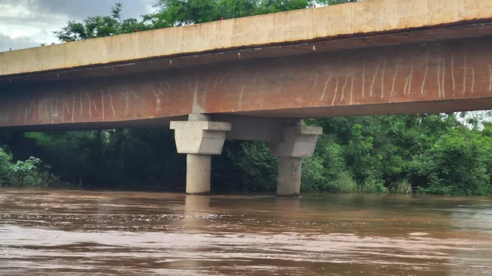 Ponte sobre o Rio Dourados na entrada de Fátima do Sul está com problemas (Foto - Hedio Fazan)