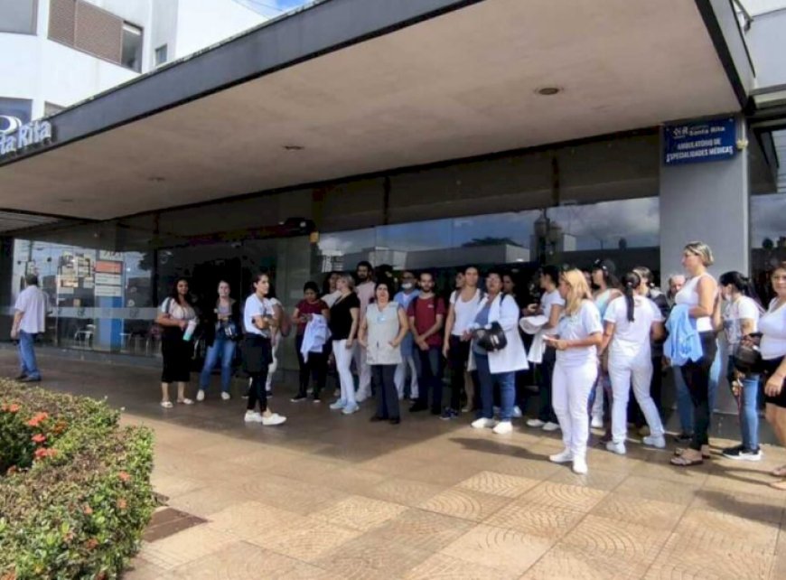 Em Dourados, classe da enfermagem do hospital Santa Rita realiza um protesto por regularização salarial