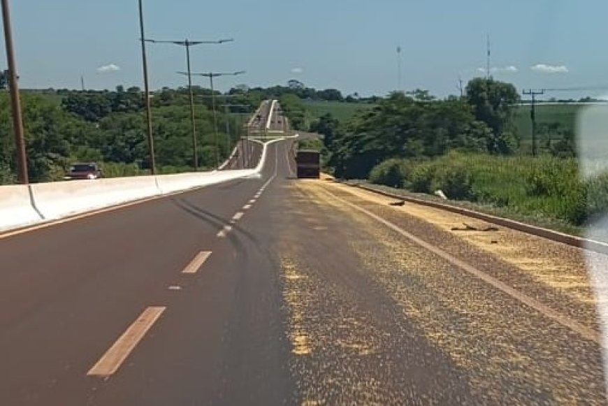 Carreta Scania perde parte da carga perto da rotatória do arroz Guacira em Itaporã